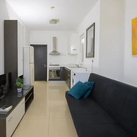 Stylish Saint Julians 1 Bedroom Penthouse With Terrace In The Centre With Seaview San Julián